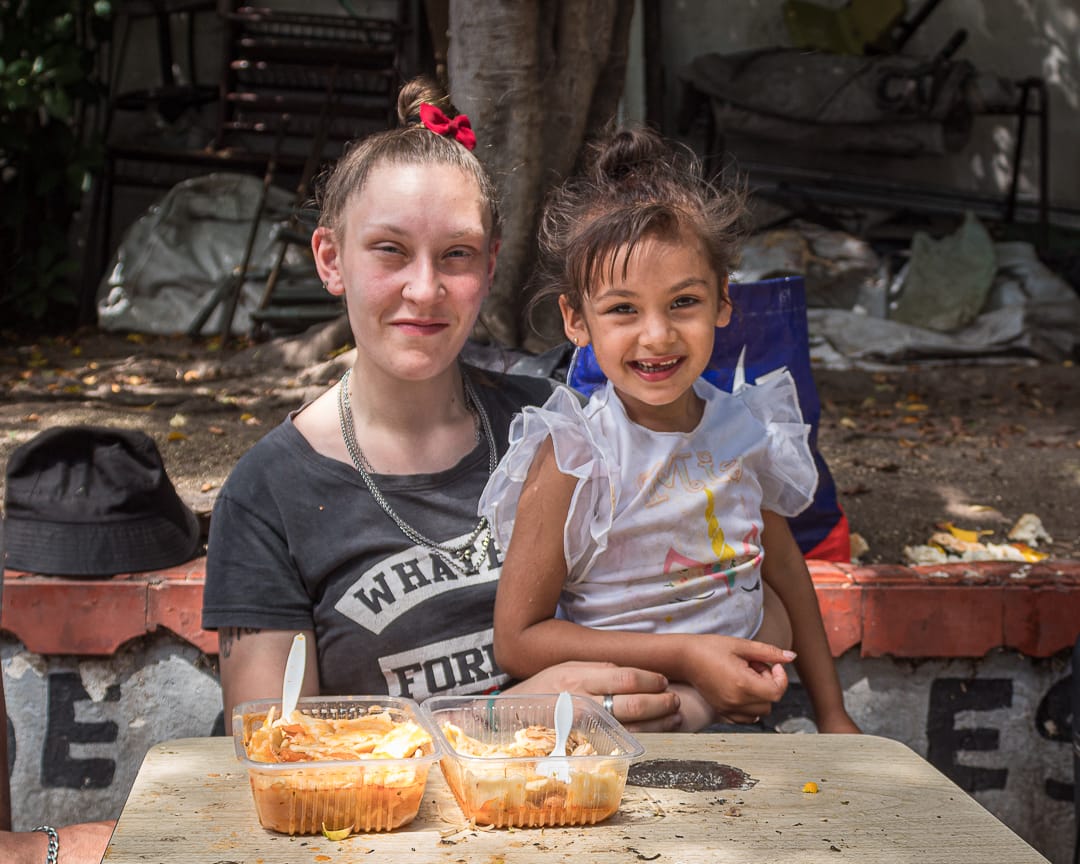 Marianela Abasto, 24, y su hija, Alma, en el comedor comunitario de la UTEP en Constitución, Buenos Aires. ©Patricio A. Cabezas